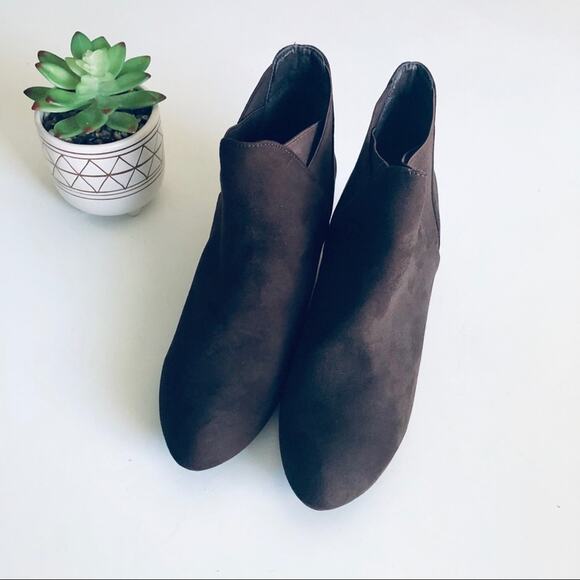 New Directions 'Tarby' Women's 7.5 Brown Faux Suede Wedge Bootie - Picture 2 of 9